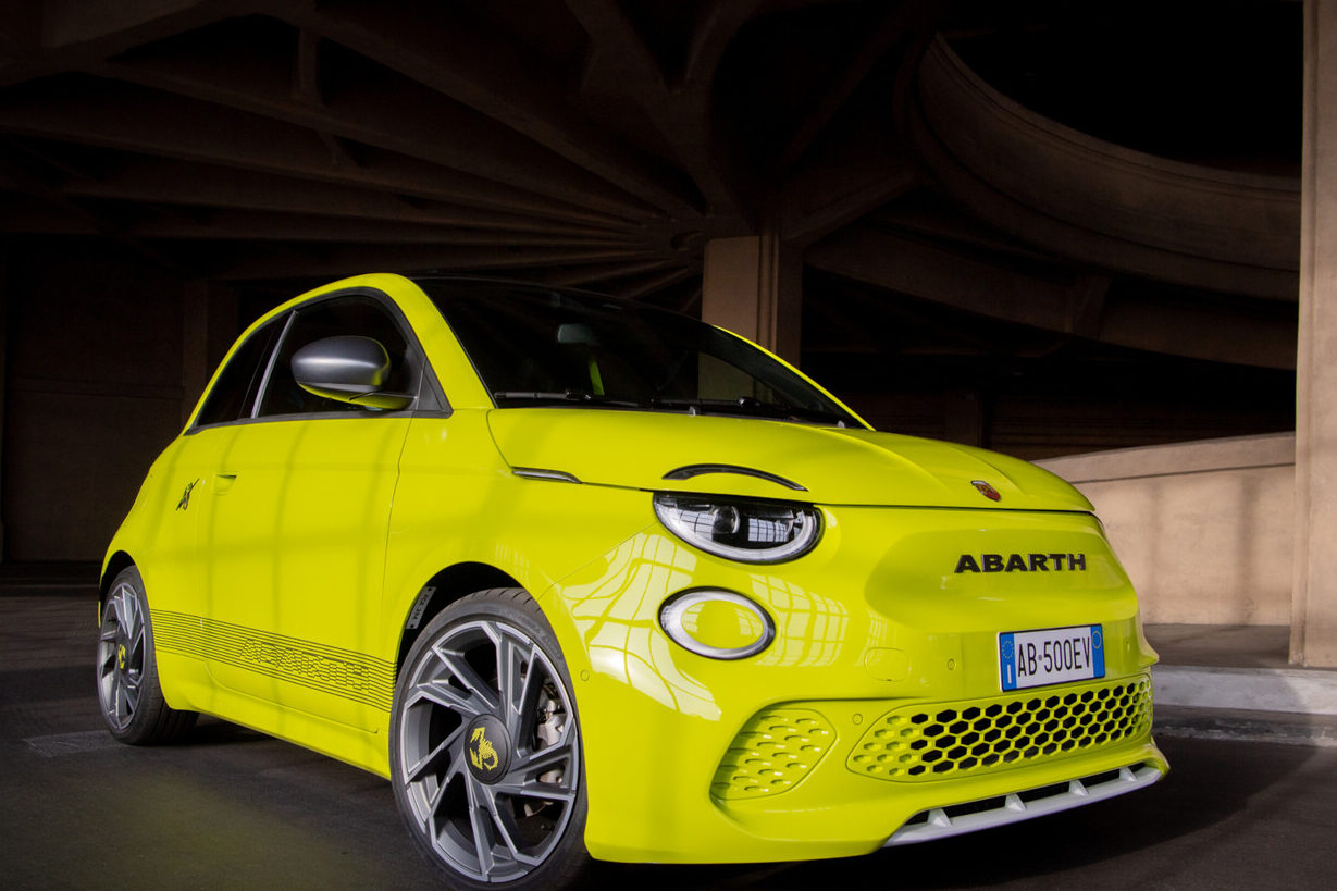 abarth 500e el escorpion electrico que redefine el rendimiento